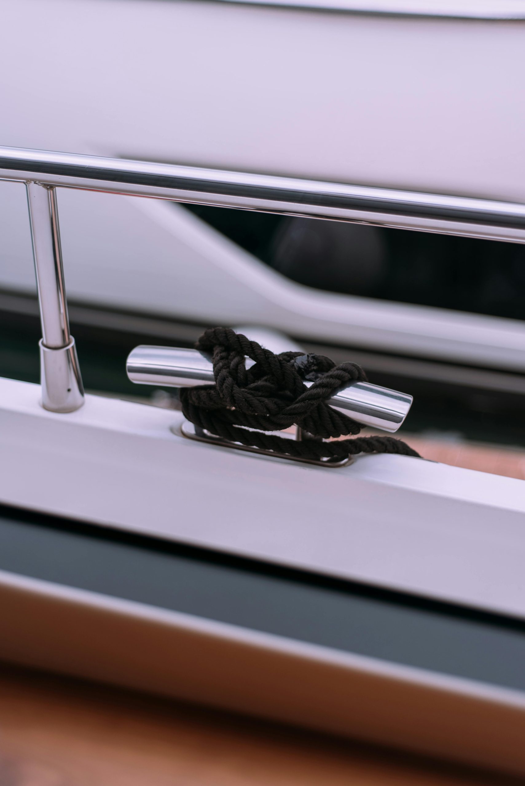 Installation professionnelle des accessoires de stores bateau