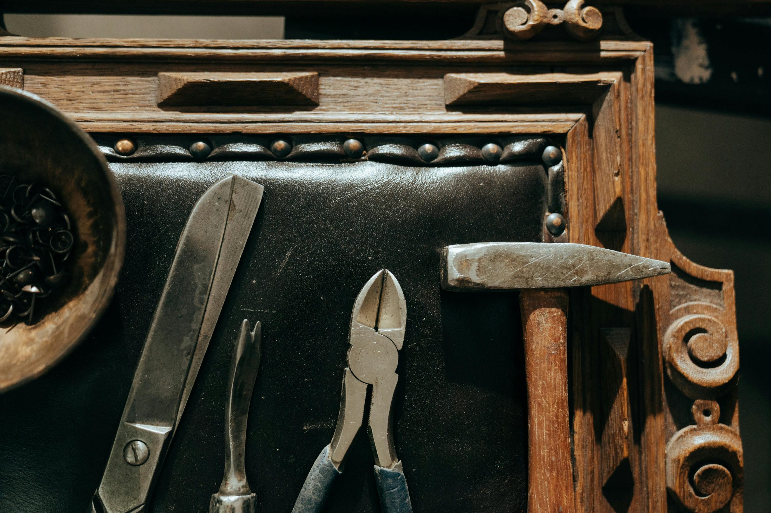 Technique de fixation des clous tapissier en bande