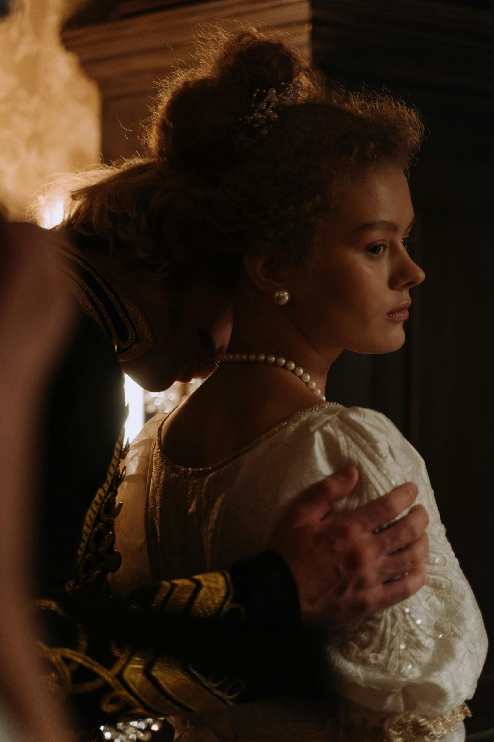 19ᵉ siècle scène romantique avec un couple aristocratique en tenue élégante, mettant en valeur l'intimité et le style