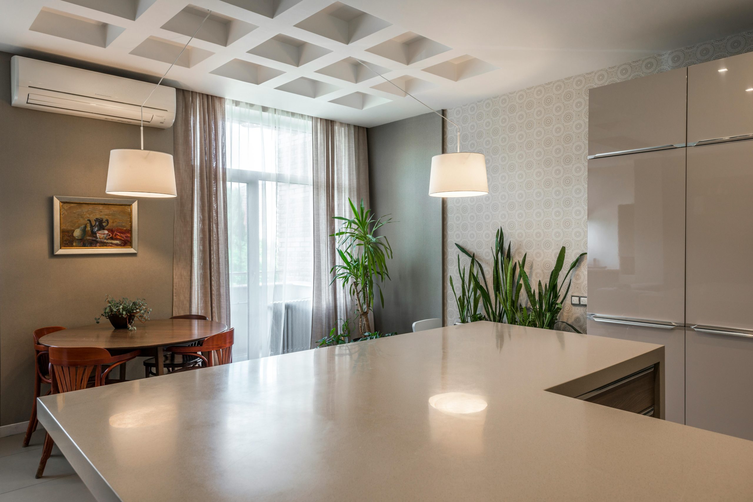 Cuisine lumineuse et élégante avec un design moderne et des plantes d'intérieur.