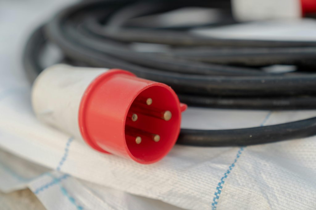 Comment bien rallonger un câble électrique en sécurité ?