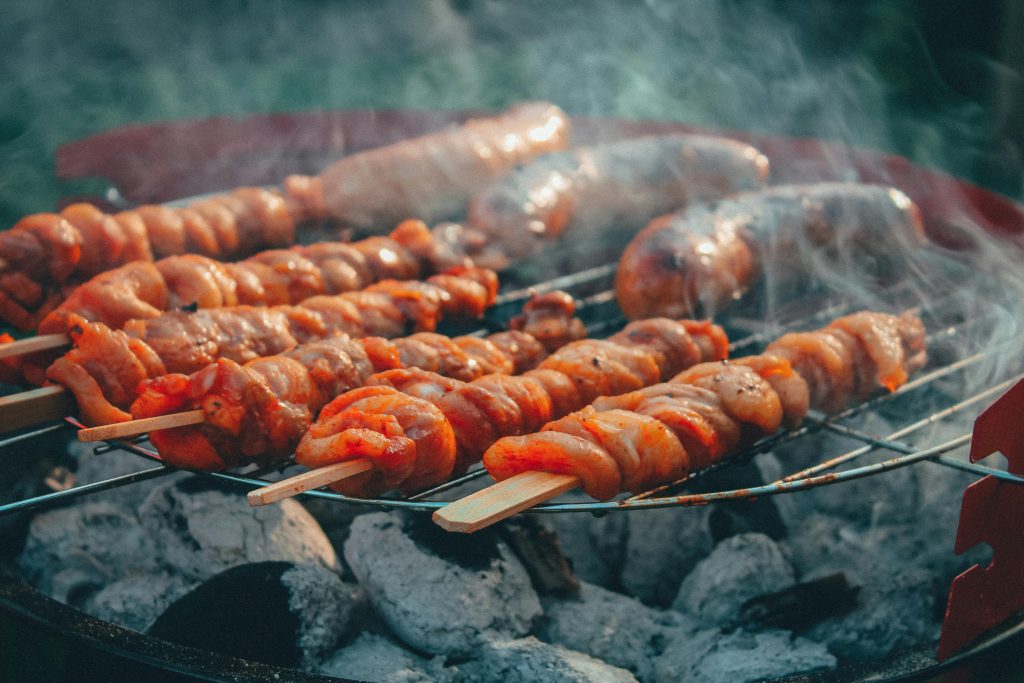 Plancha ou barbecue : lequel choisir pour vos besoins ?