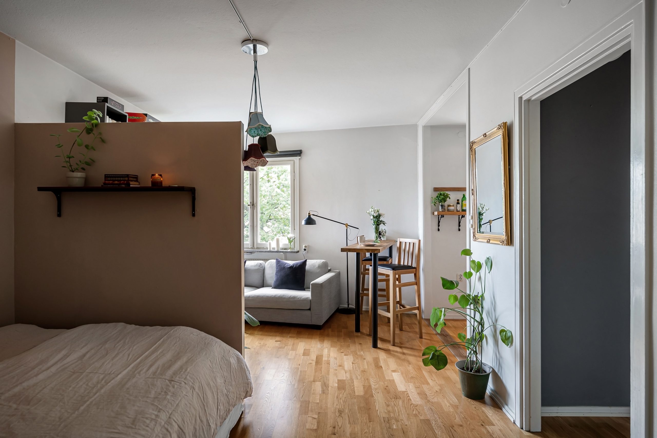 A cozy modern interior featuring a comfortable seating area, plants, and stylish accessories. Un intérieur moderne confortable avec un coin salon confortable, des plantes et des accessoires élégants.