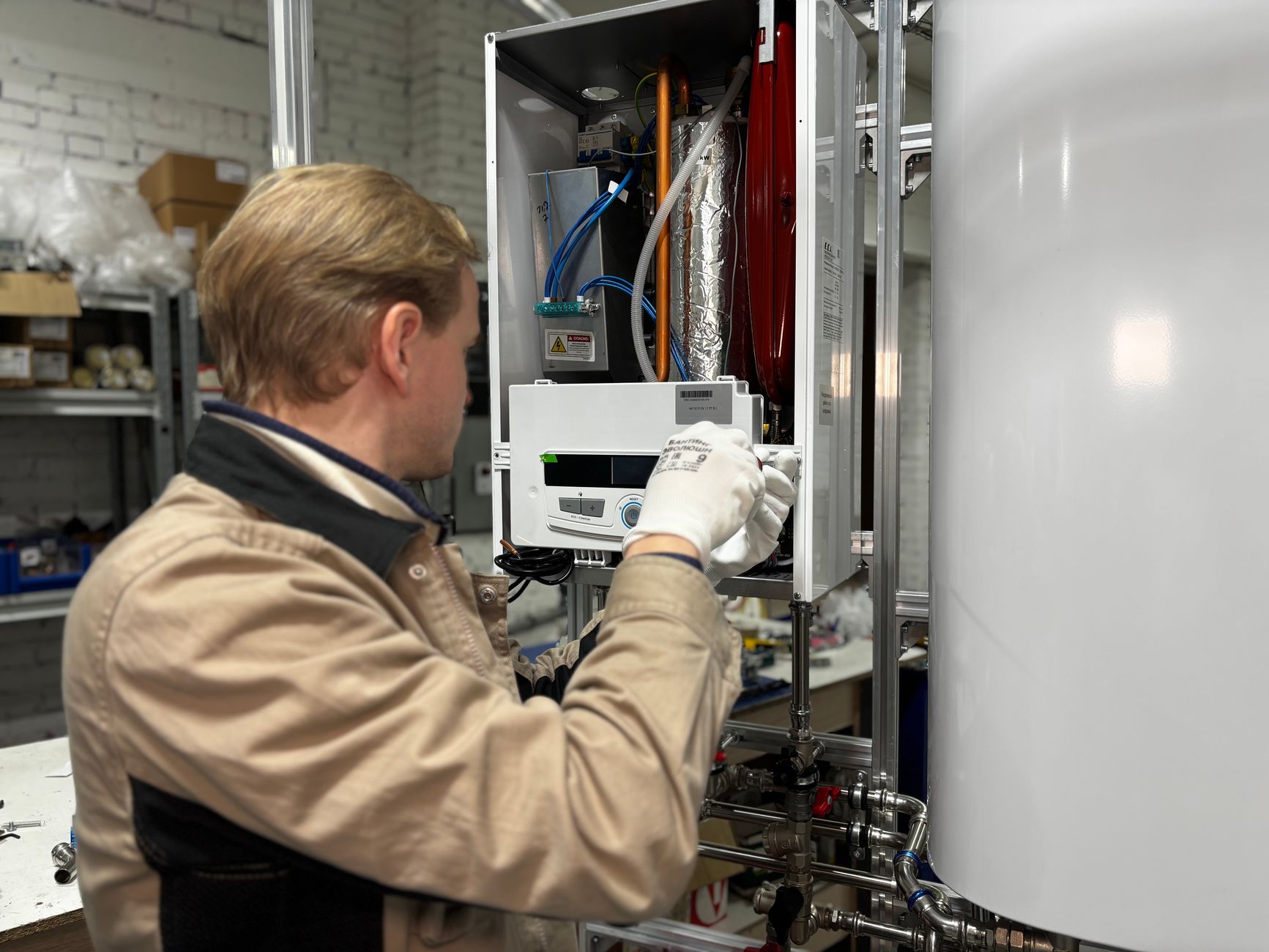 Technicien qui installe un système de chauffage