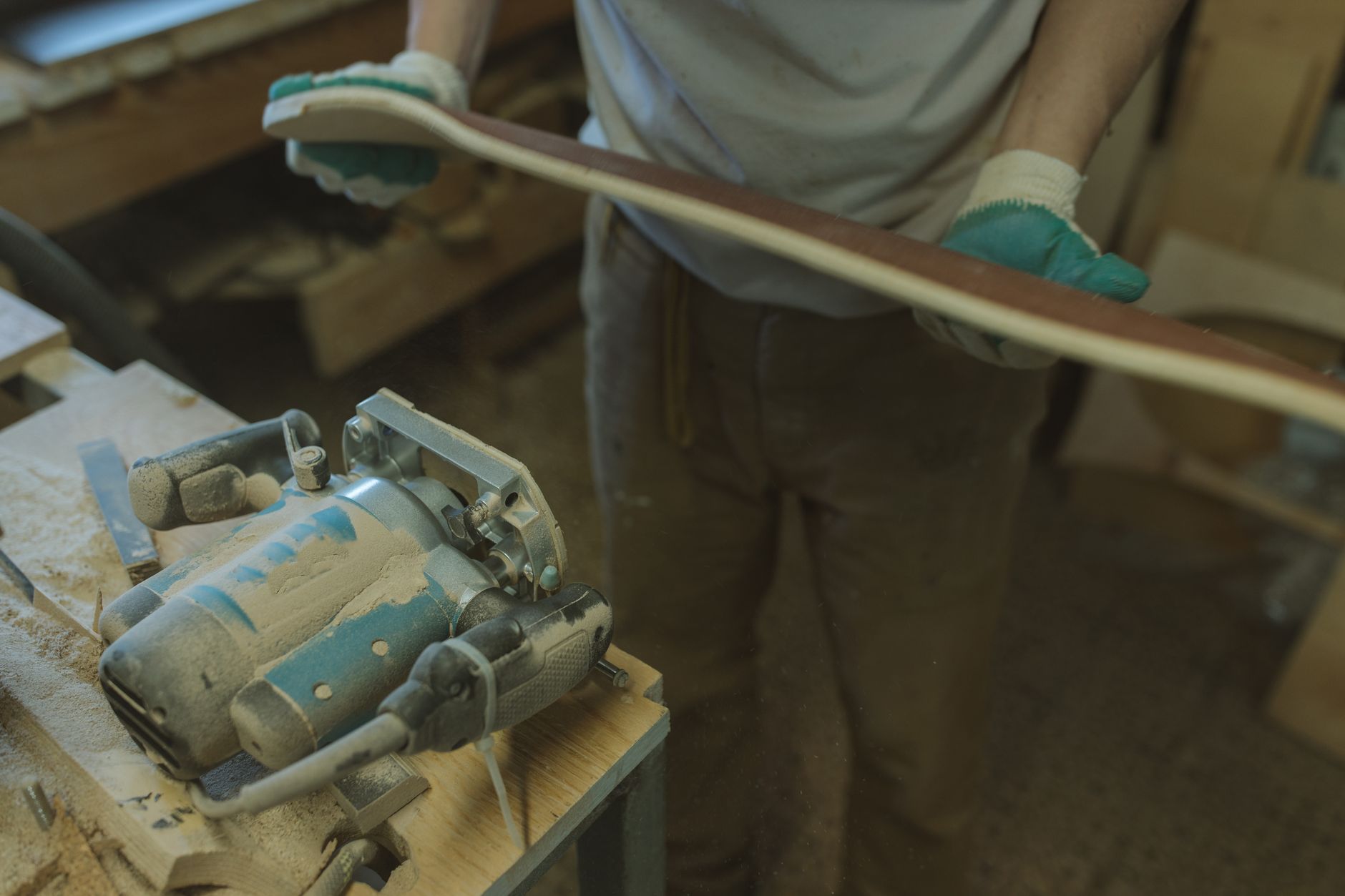 Artisan travaillant le bois avec un outil électroportatif