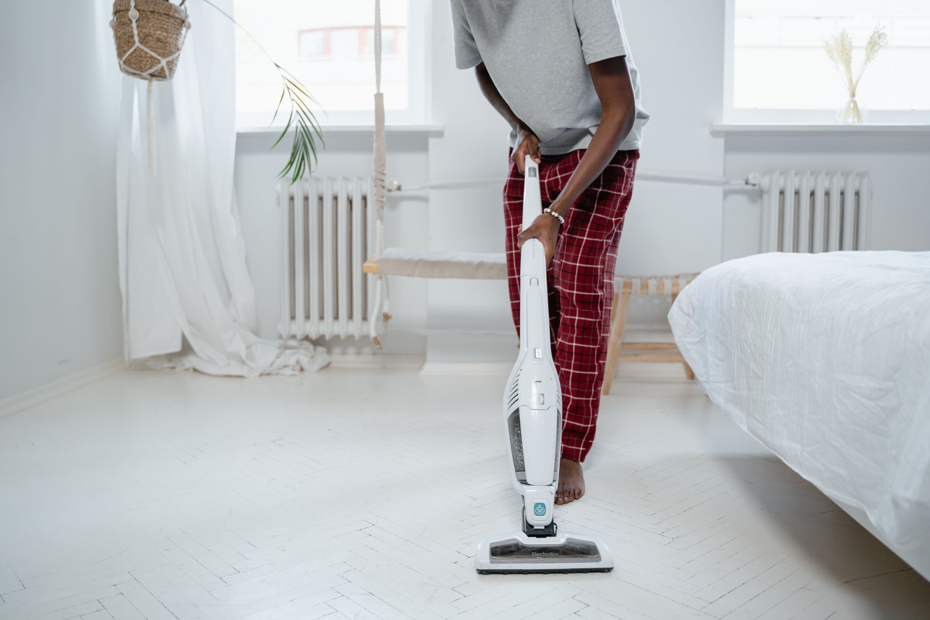 Aspirateur passé au sol d une pièce à ranger