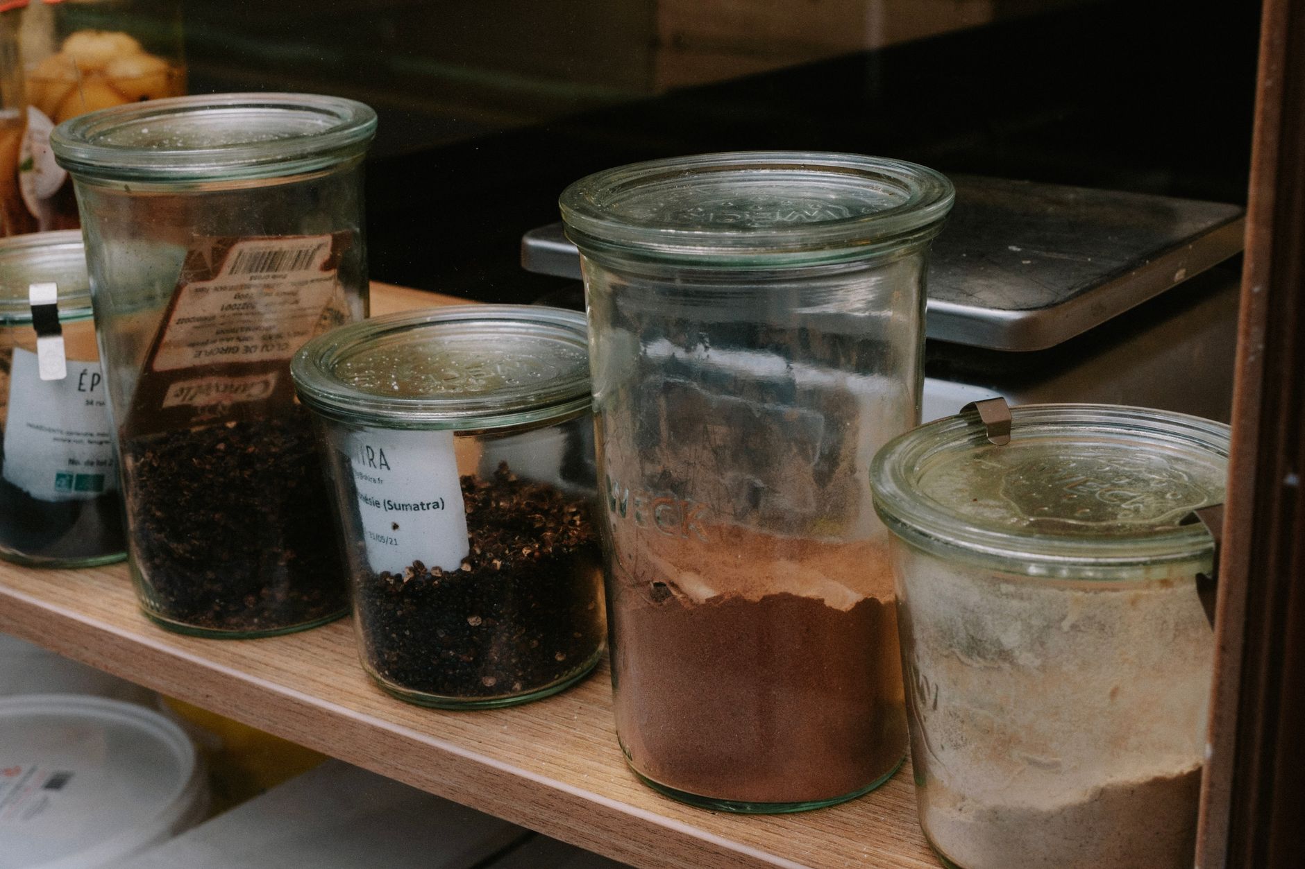 Bocaux hermétiques d épices rangés sur une étagère de cuisine