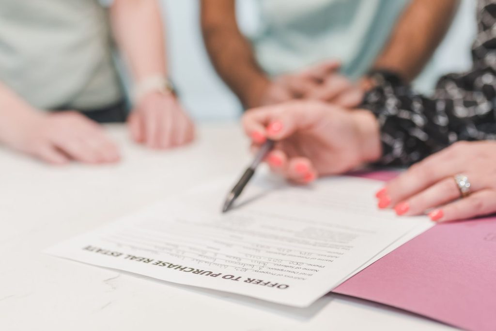Que veut dire « sous compromis » pour un bien immobilier ?