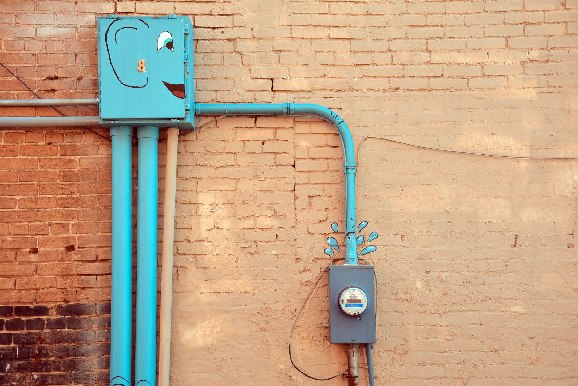 Compteurs et gaines electriques sur un mur
