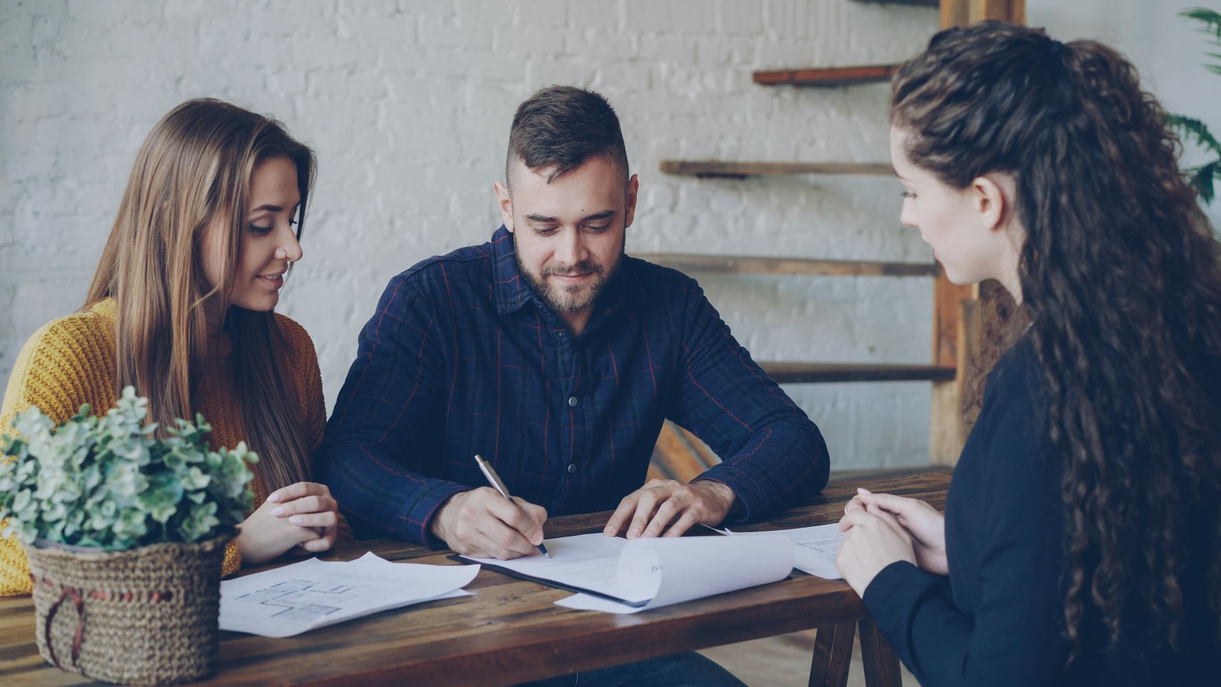 Contrat de vente immobilière en cours de signature