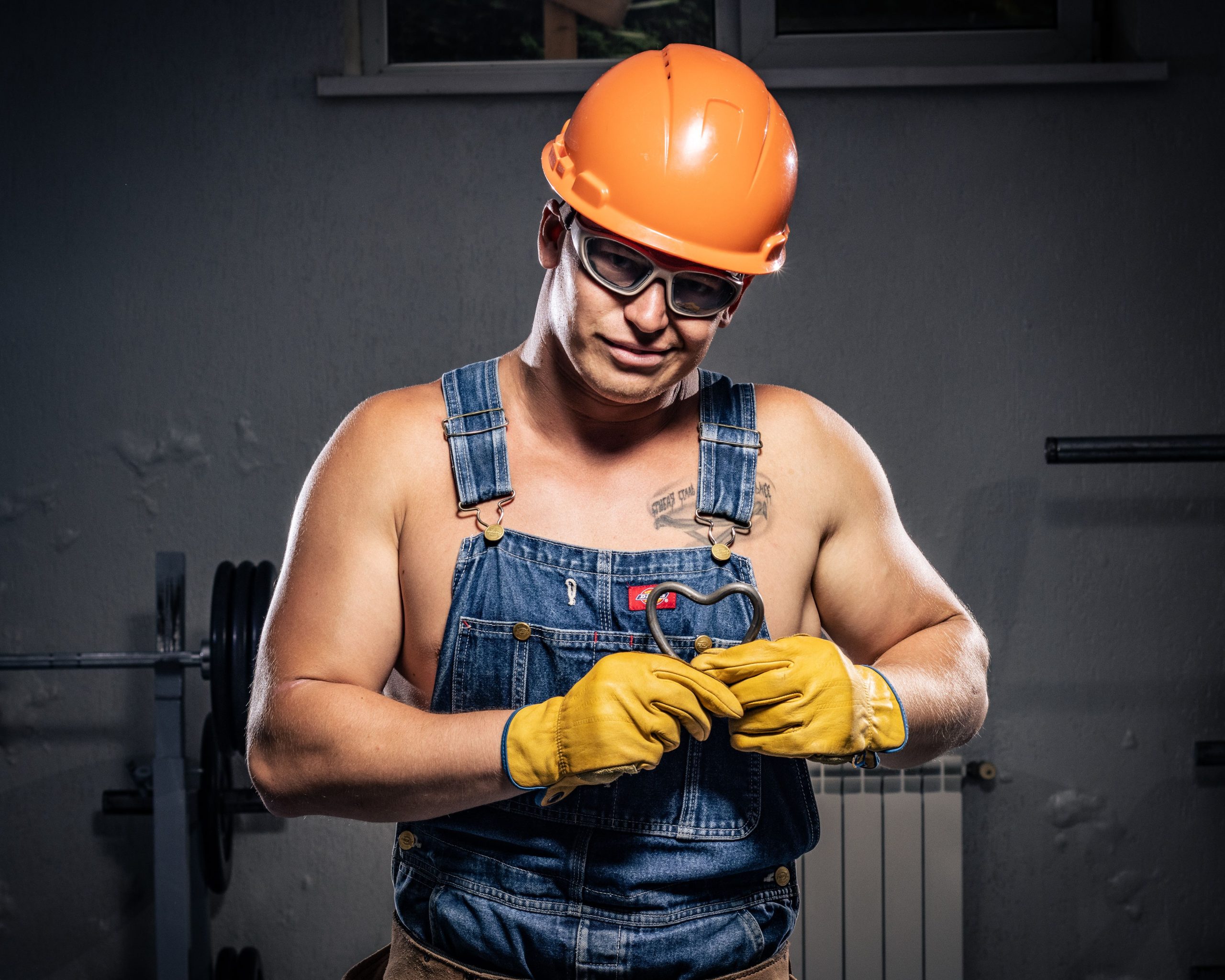 Électricien équipé de gants de sécurité