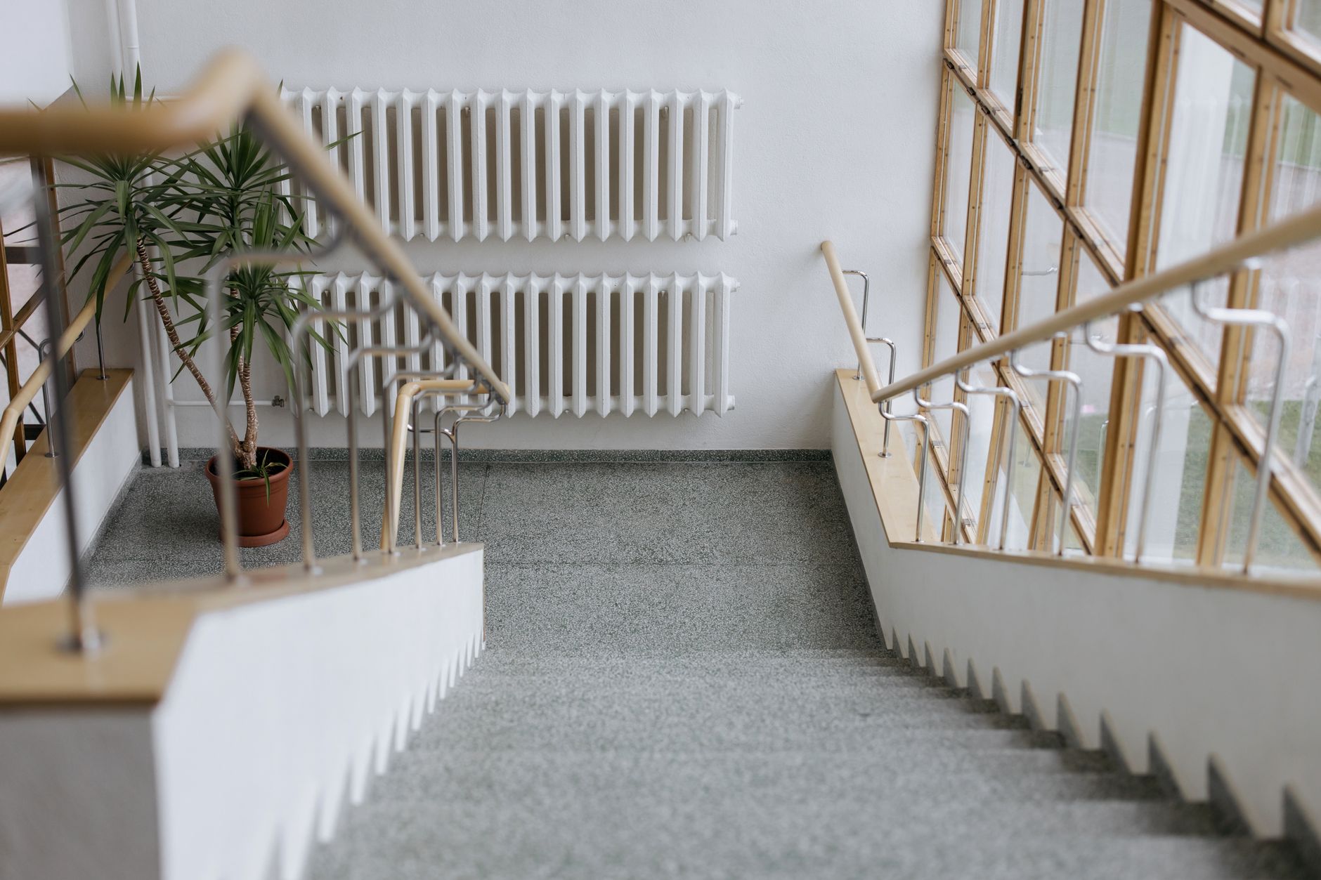Escalier intérieur épuré avec grande fenêtre