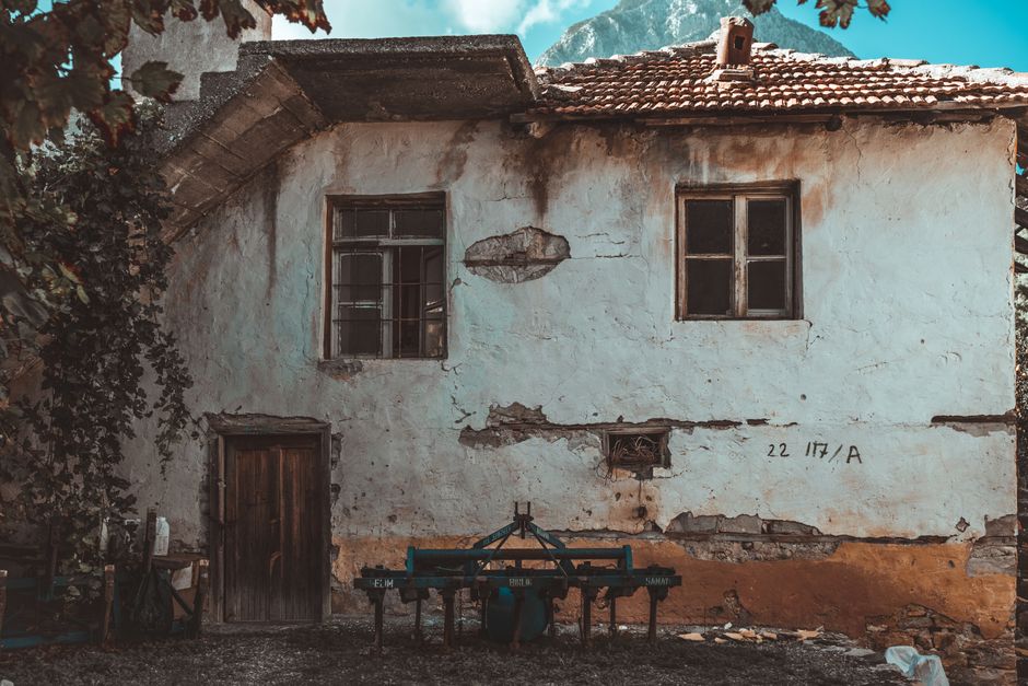 Maison ancienne aux murs fissurés