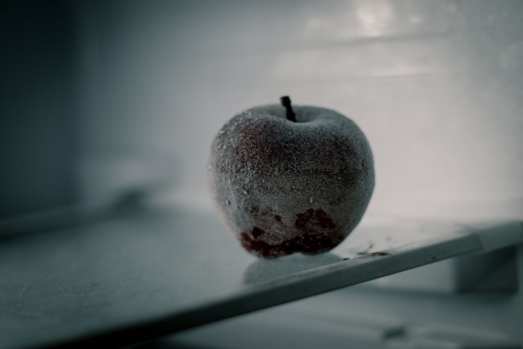 Pourquoi mon frigo fait-il de la glace dans le fond ?