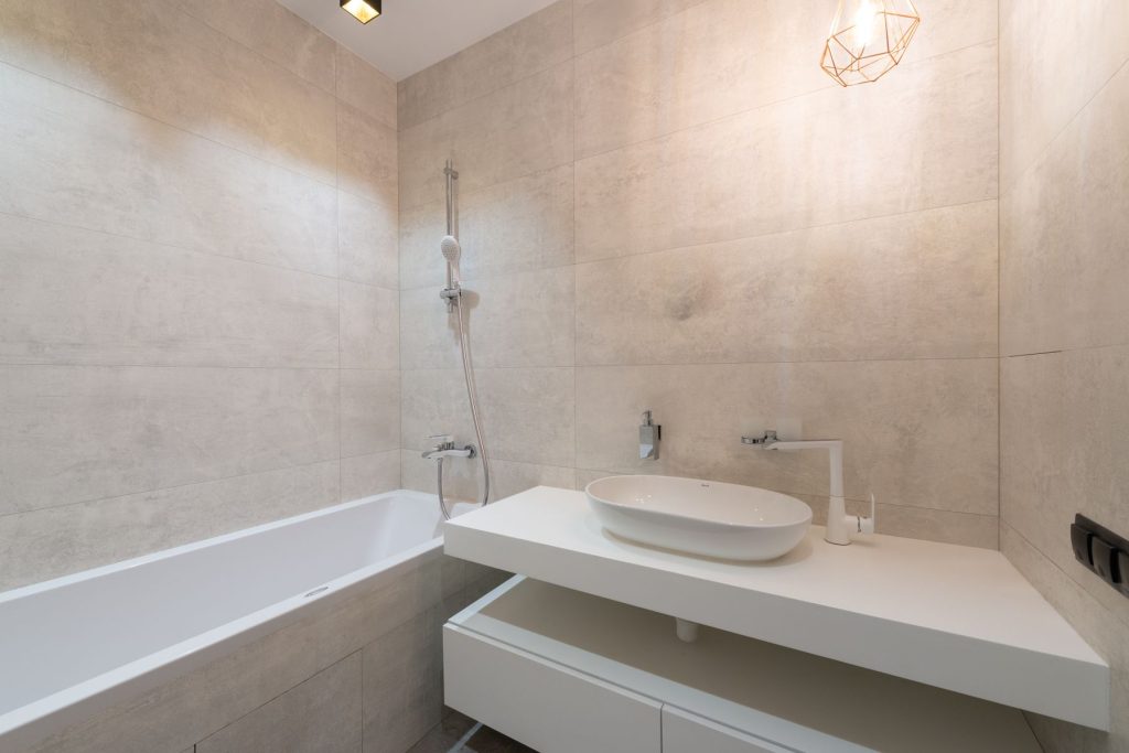 Déboucher une baignoire soi-même, sans appeler de plombier