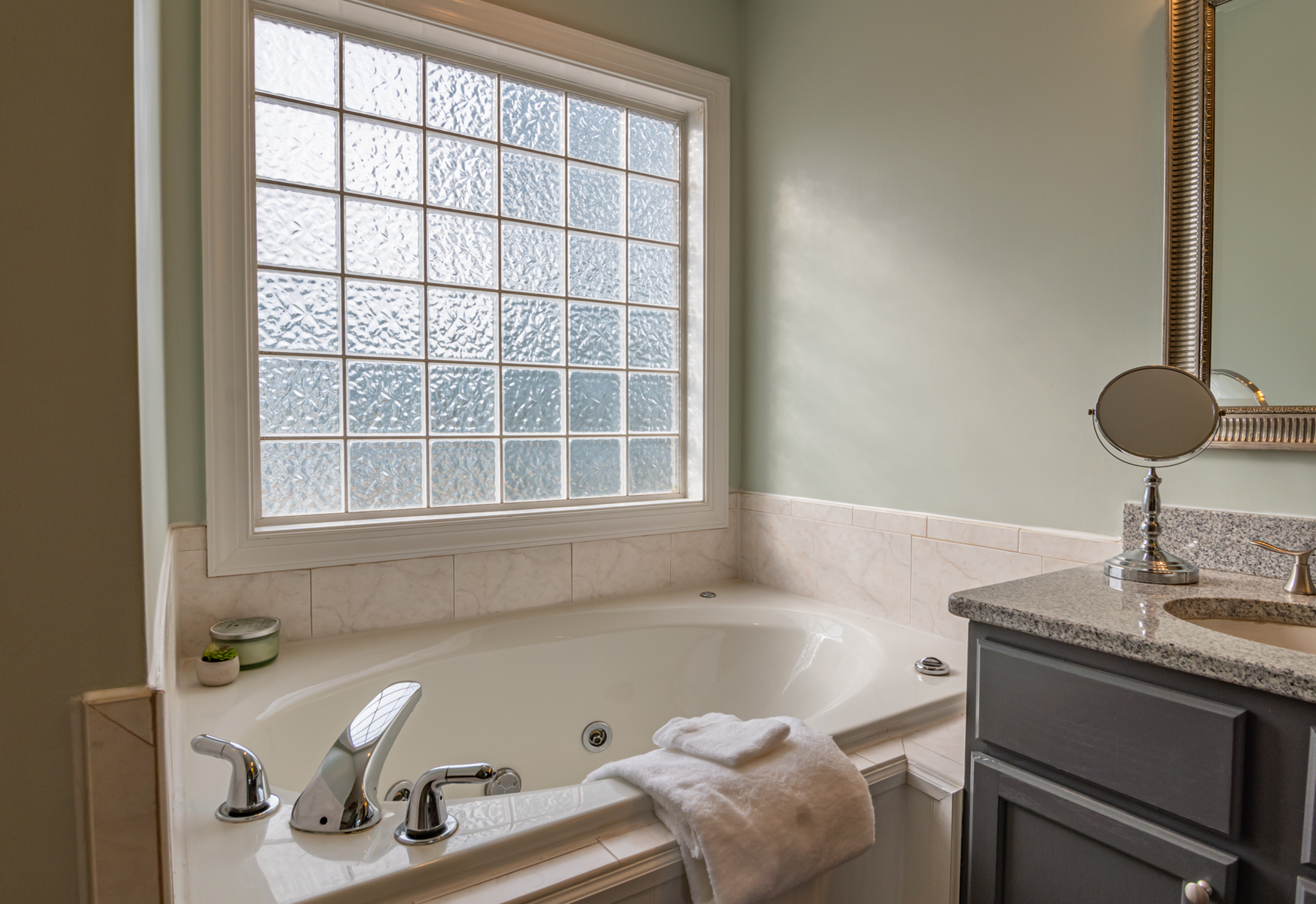 Baignoire dans une salle de bain lumineuse