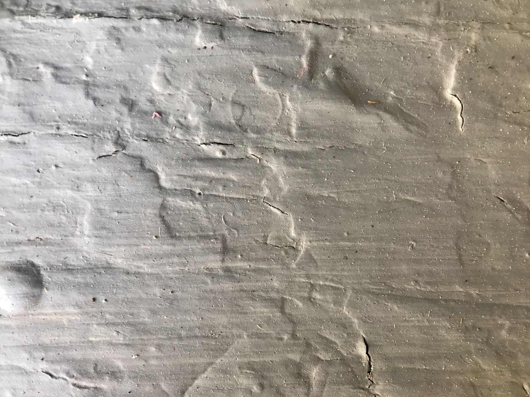 Gros plan sur un mur en beton brut poreux