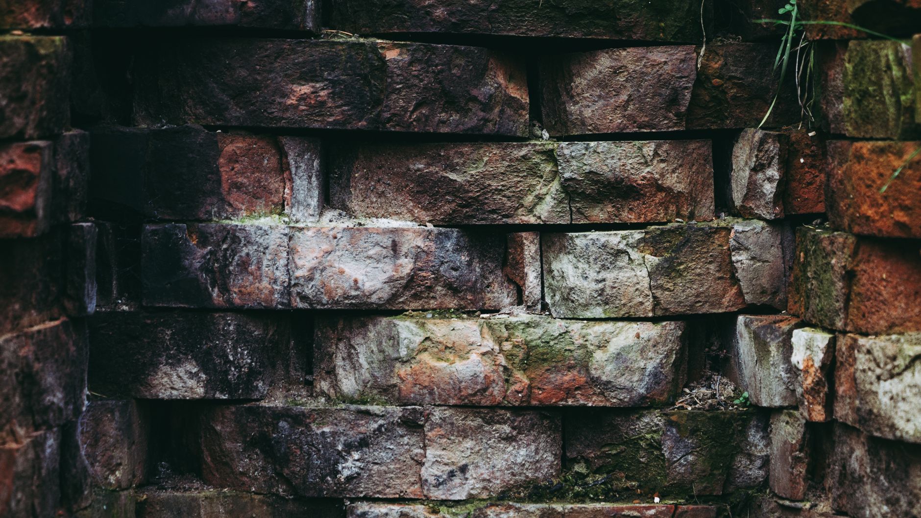 Mur en brique rustique degrade par l humidite