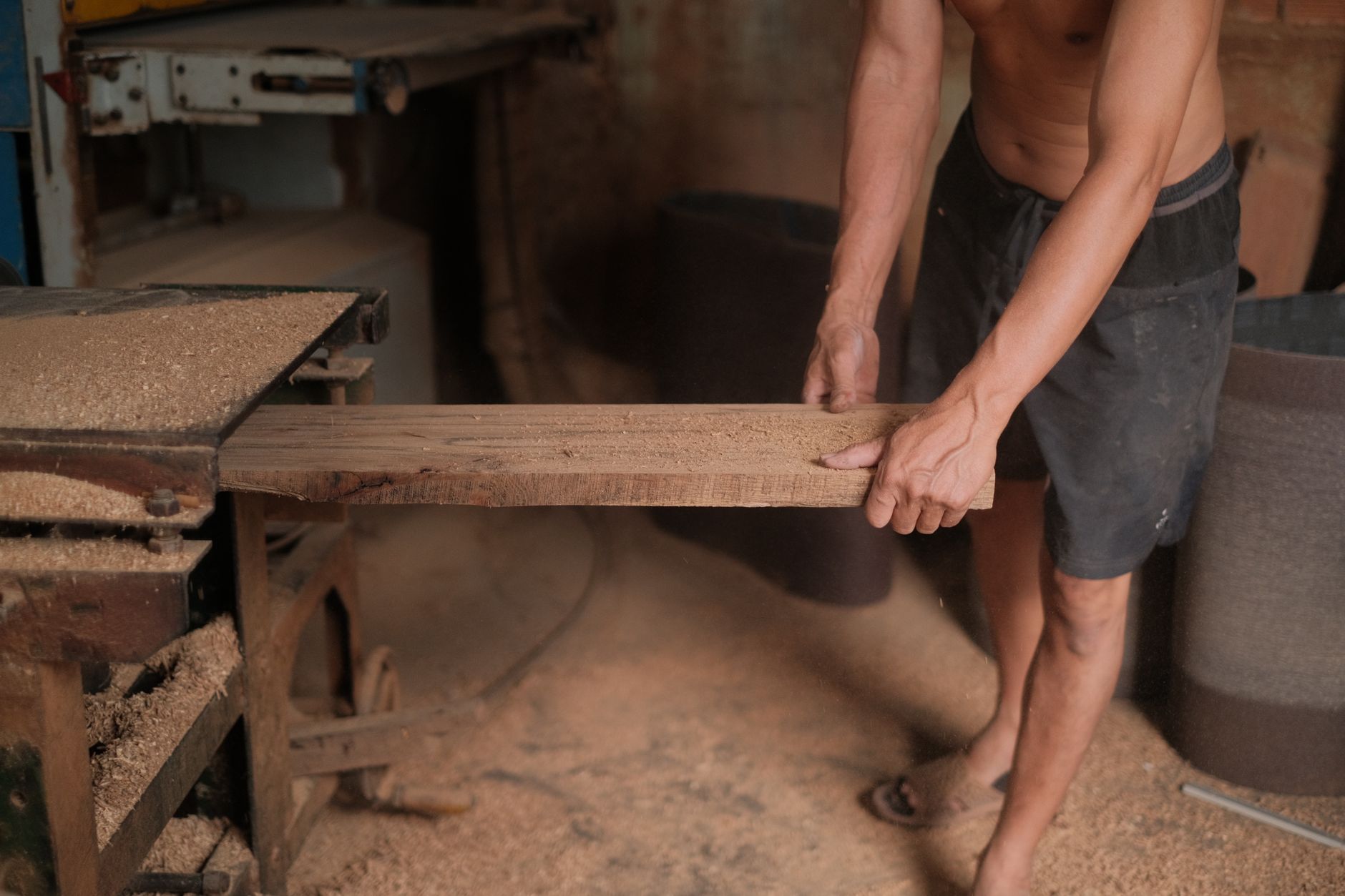 Ponçage d'une planche de bois en atelier