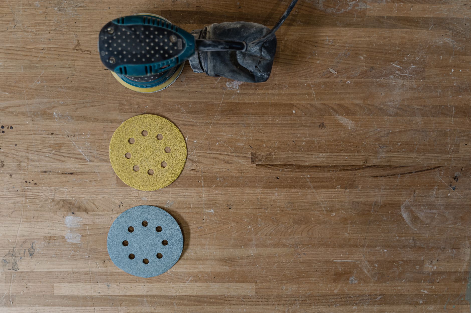 Ponceuse électrique avec disques abrasifs sur établi