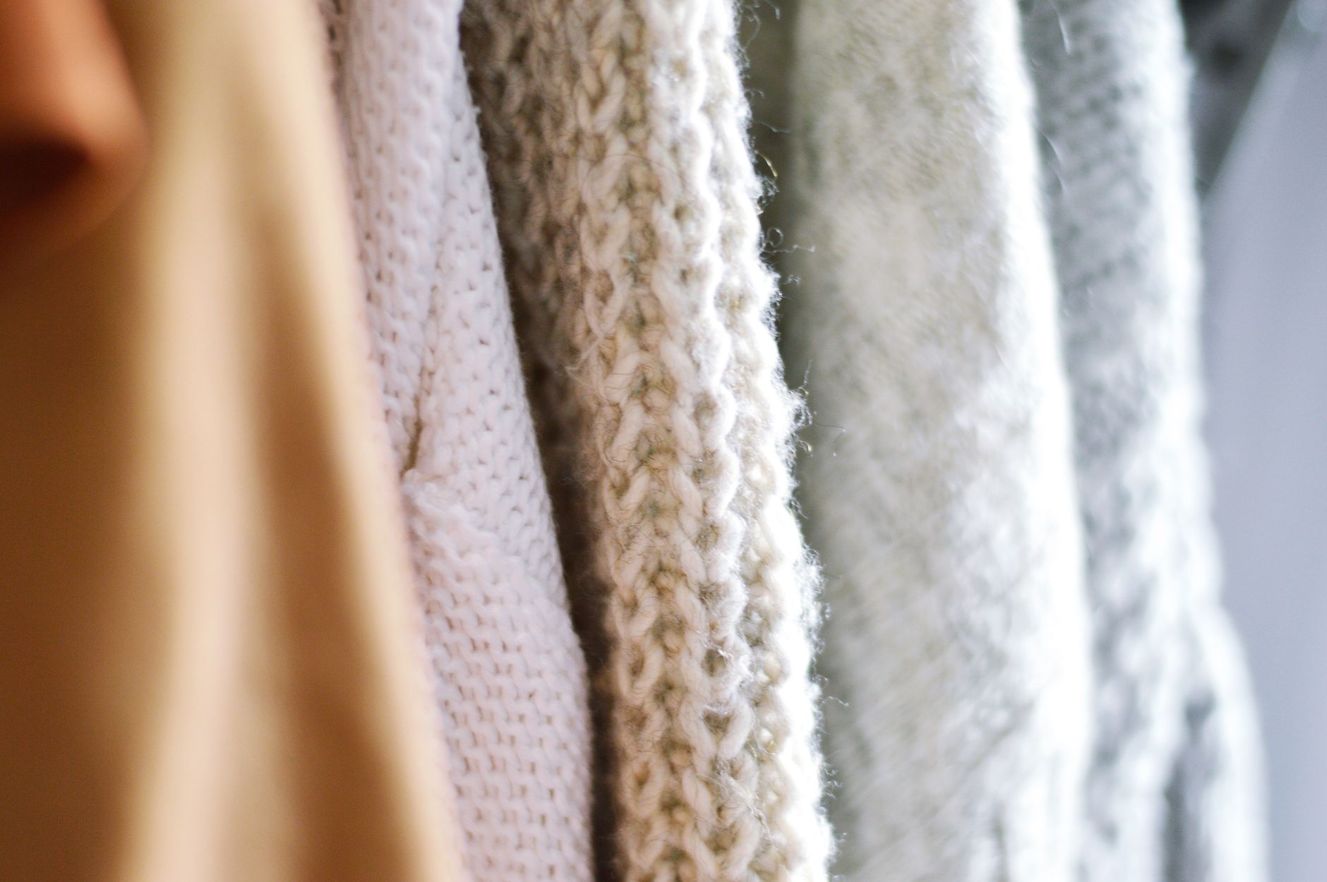 Pulls en laine pliés aux teintes neutres
