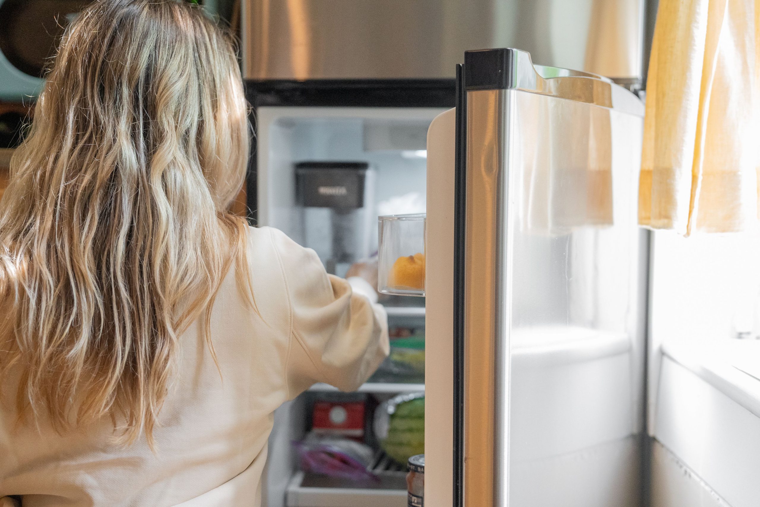 Rangement des aliments dans un réfrigérateur bien organisé