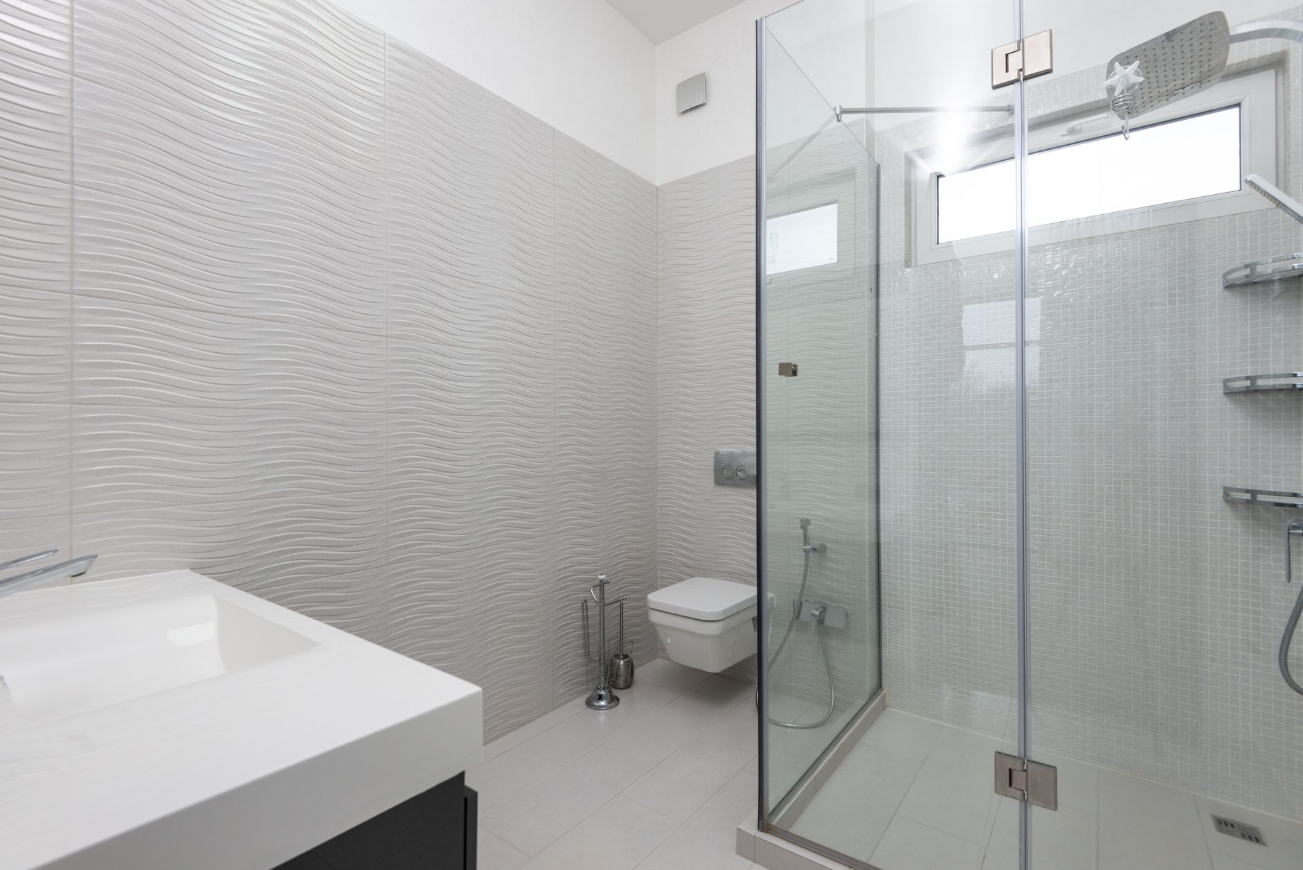 Cabine de douche vitrée près d'une fenêtre