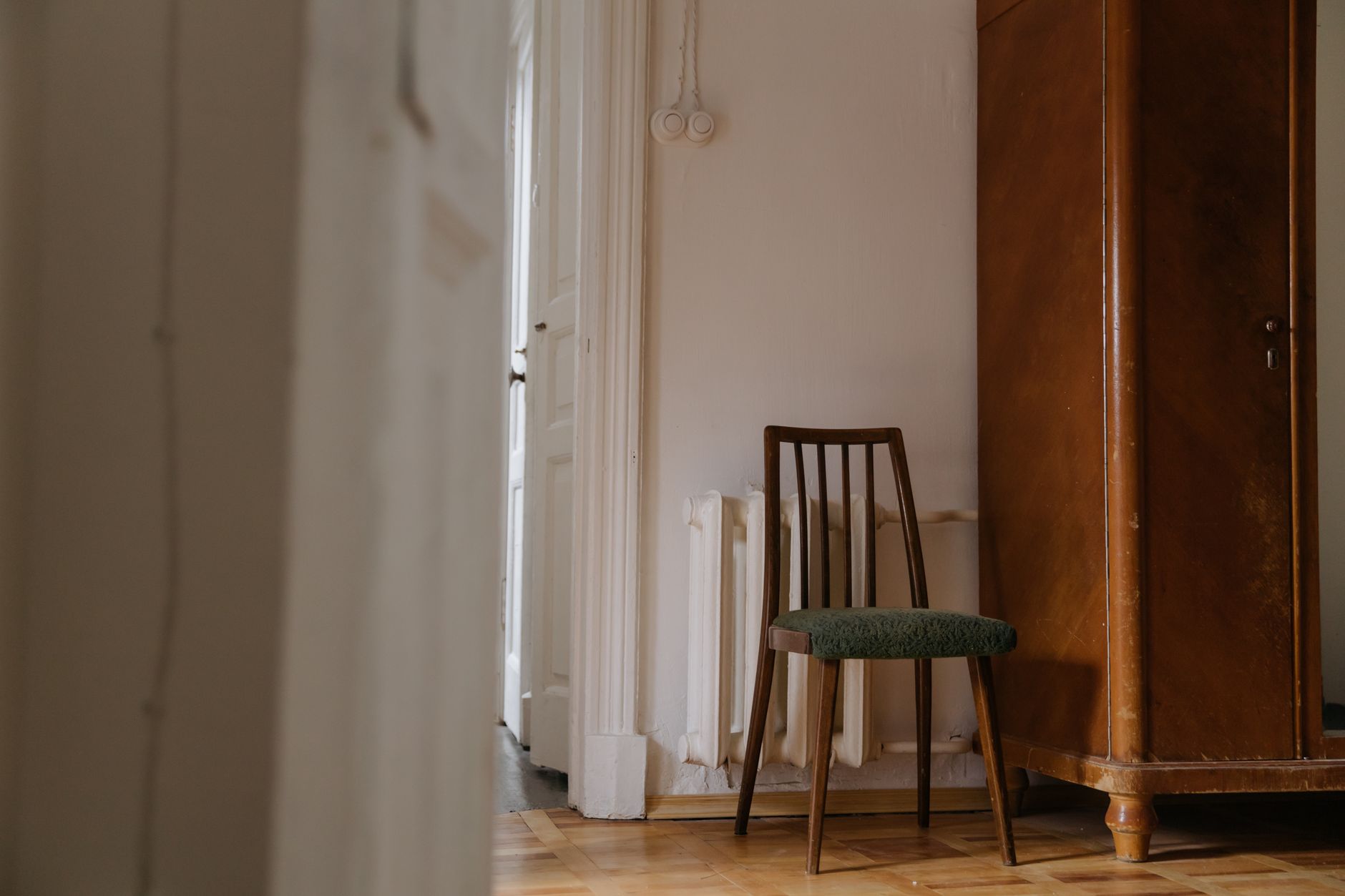 Chambre cosy avec fauteuil en bois