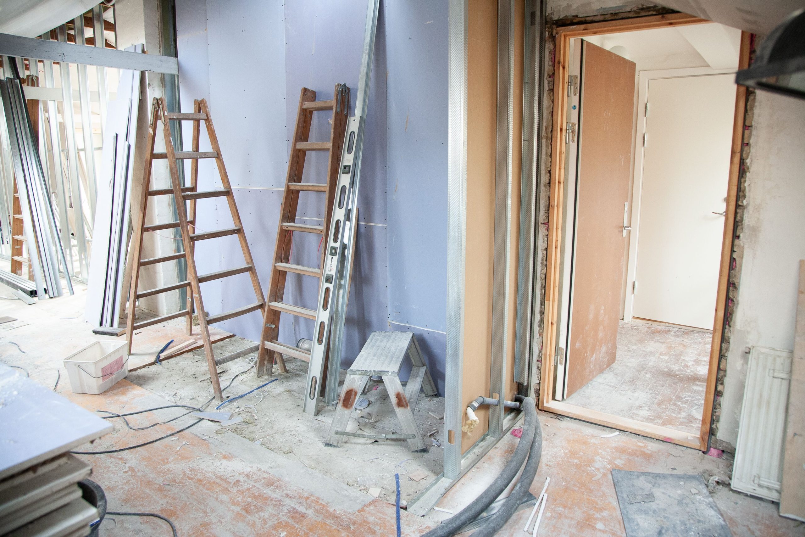 Chantier de rénovation avec échelle et outils