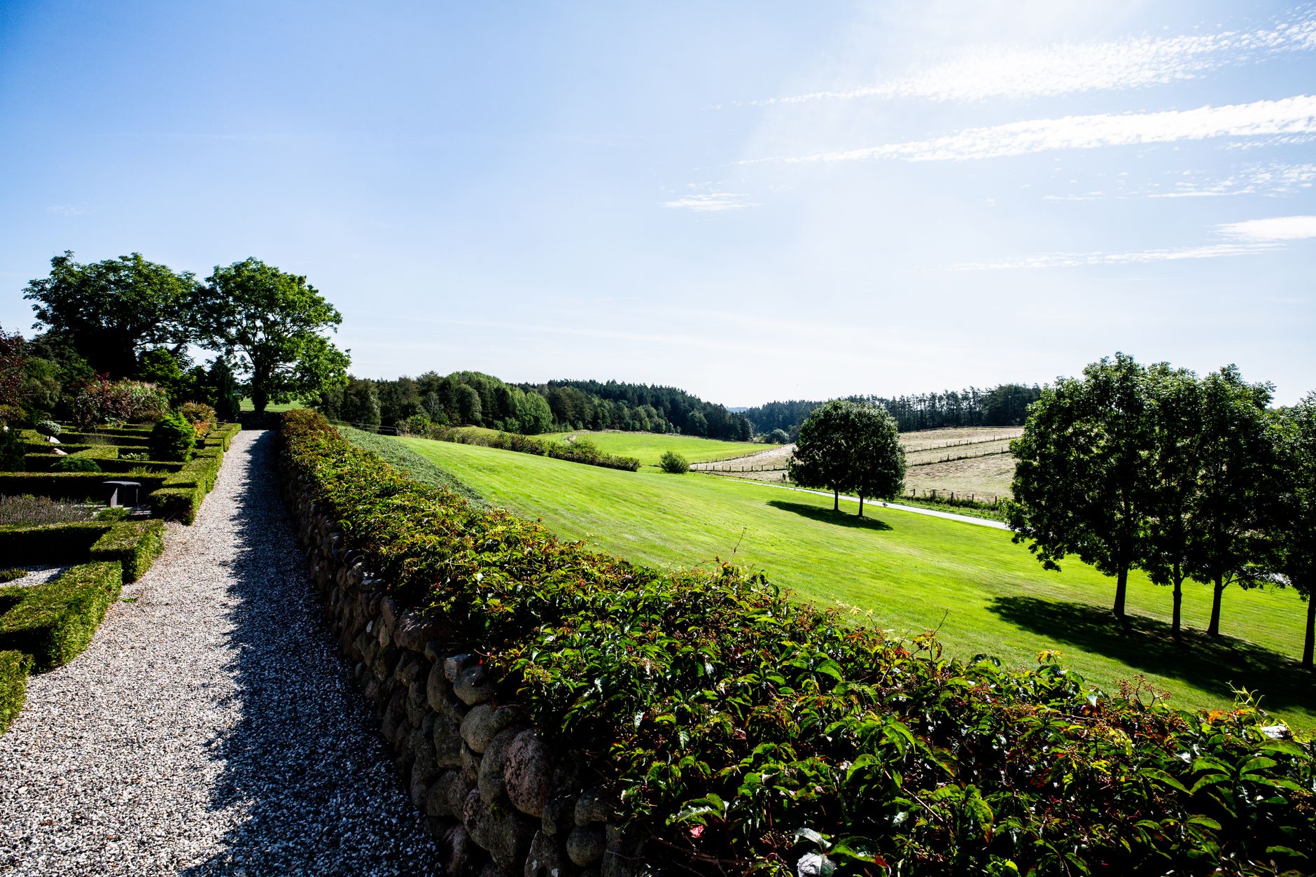 Chemin gravillonné dans un jardin