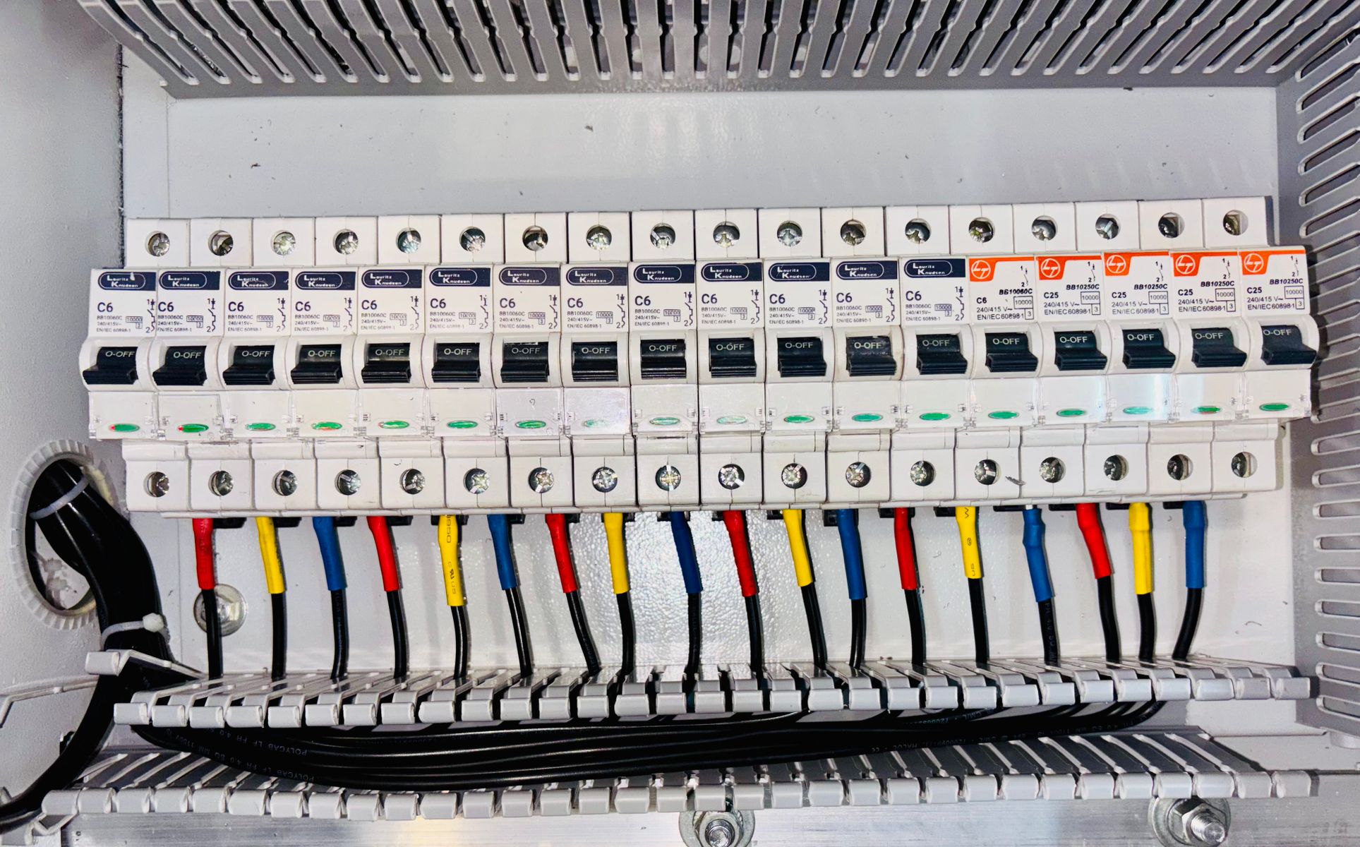 Disjoncteurs rangés dans un tableau électrique