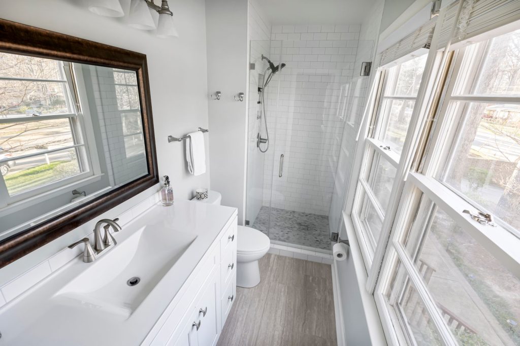 Une fenêtre dans la douche : quelles règles respecter ?