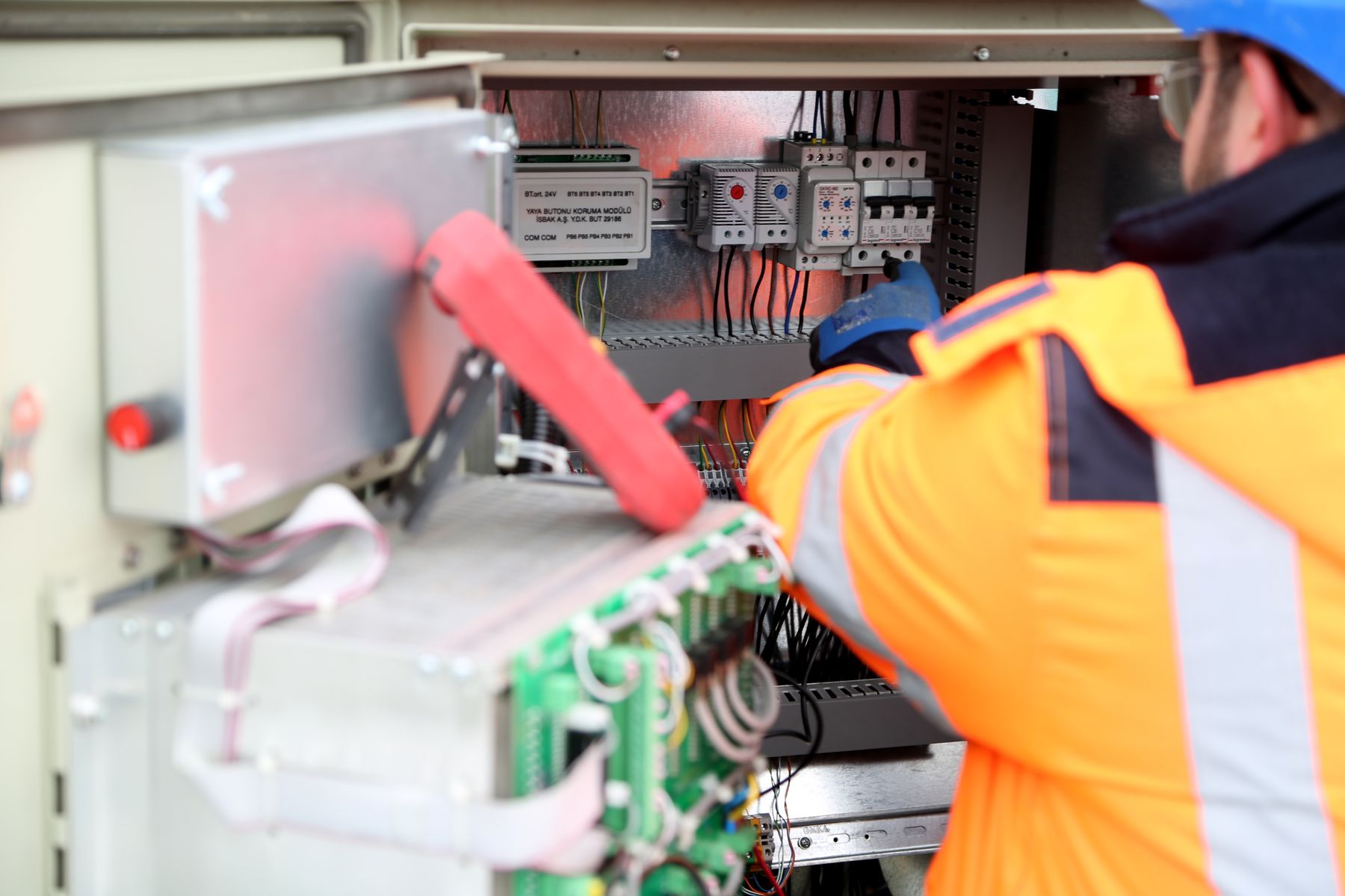 Ingénieur qui contrôle un circuit électrique