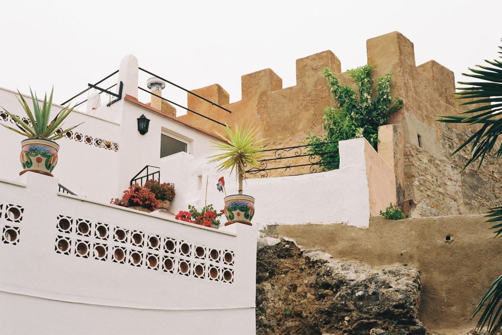 Maison en restanque : comment bien construire en pente ?