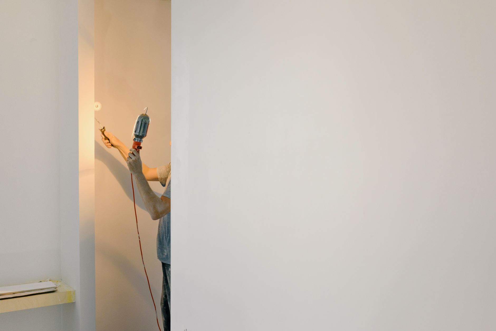 Rénovation d’une pièce avant la pose d’un luminaire