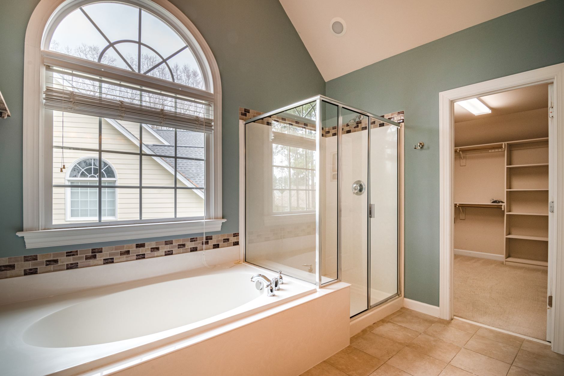 Salle de bain lumineuse avec douche et fenêtre
