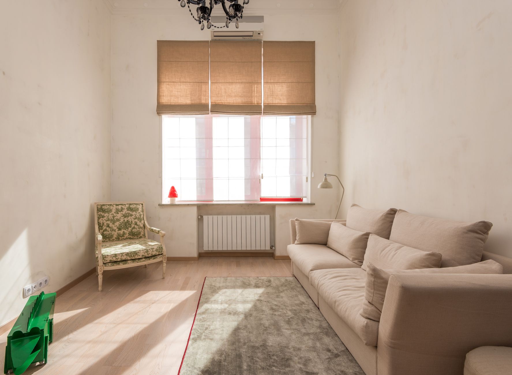 Salon minimaliste avec lumière naturelle