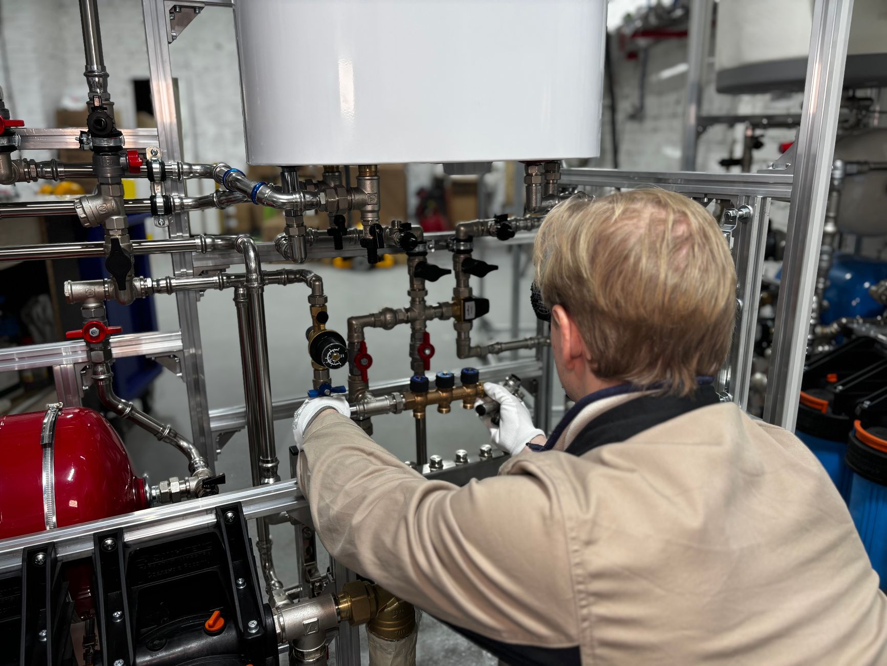 Technicien réglant un circuit de chauffage au sol