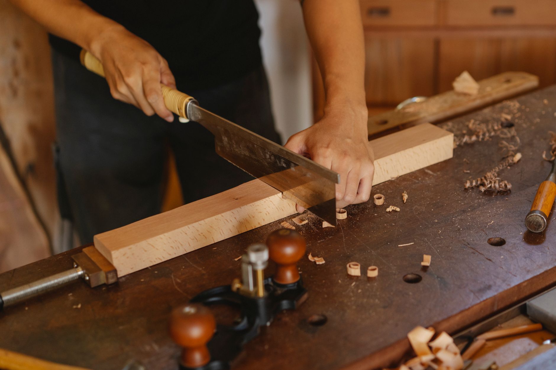 Sciage de planche en bois massif sur établi