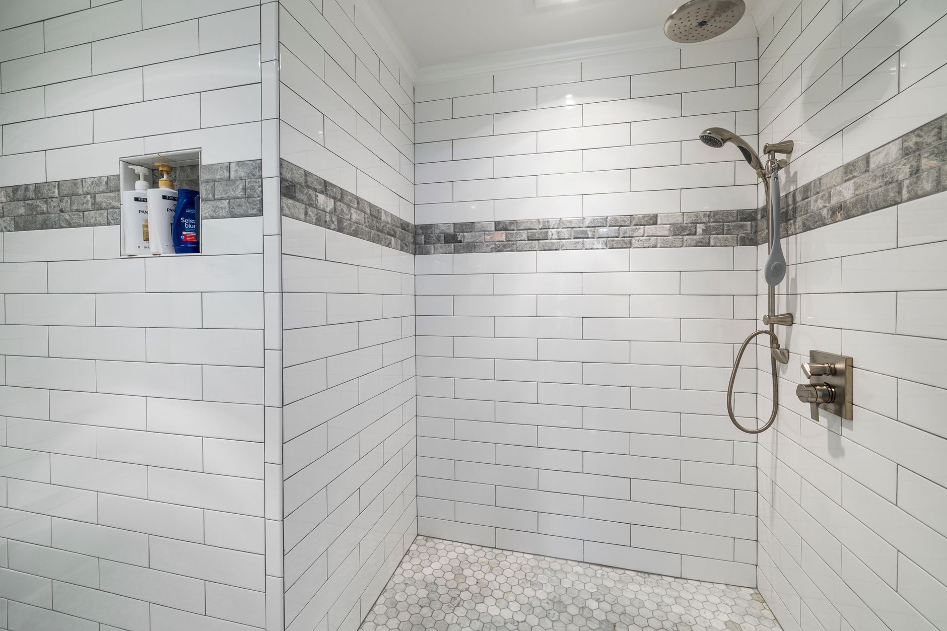 Douche aux carreaux blancs et joints nets