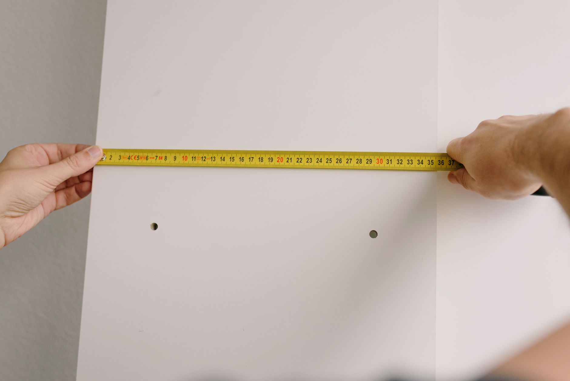Mesure d’un mur au mètre ruban