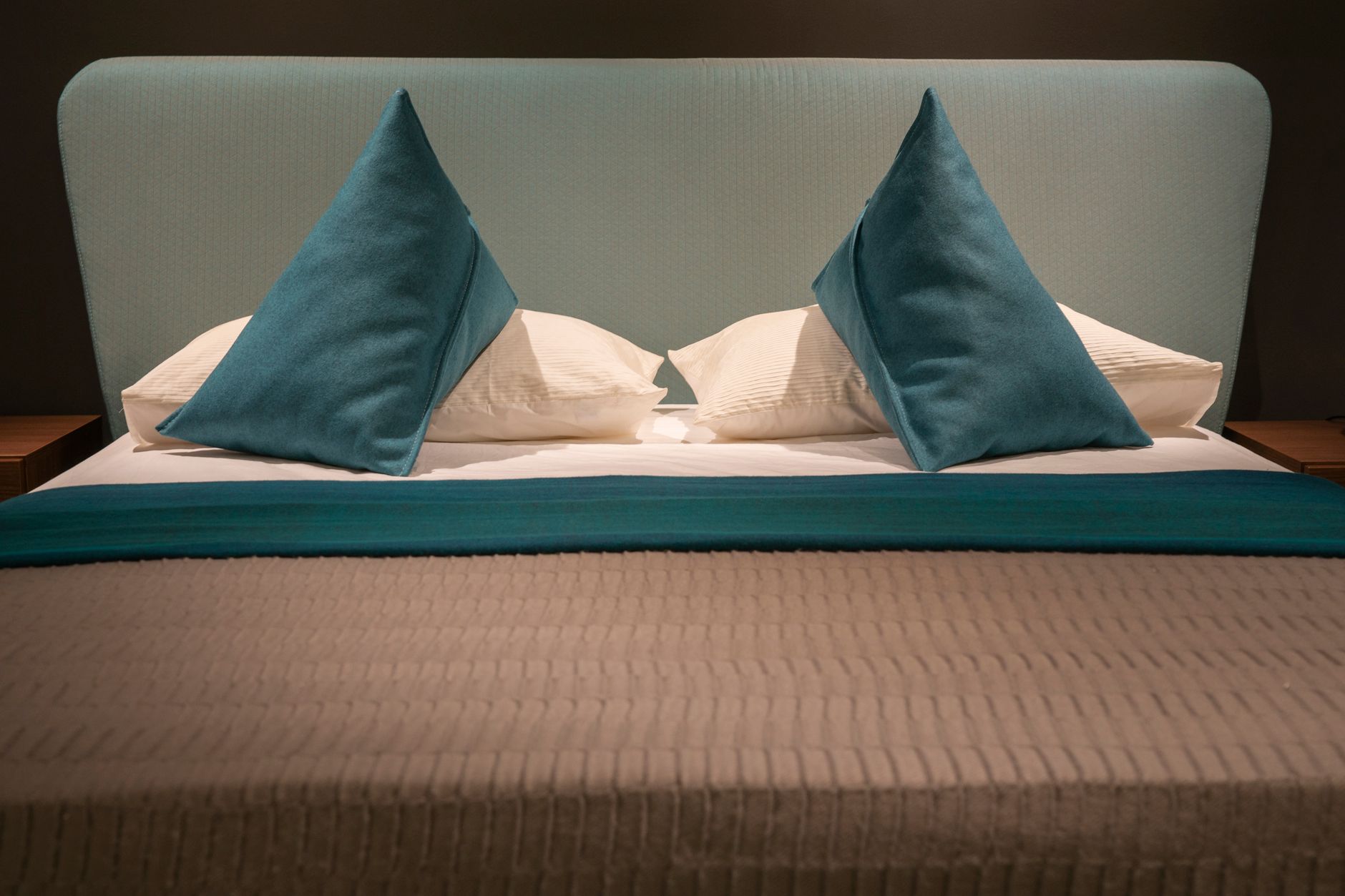 Lit moderne aux coussins bleu-vert