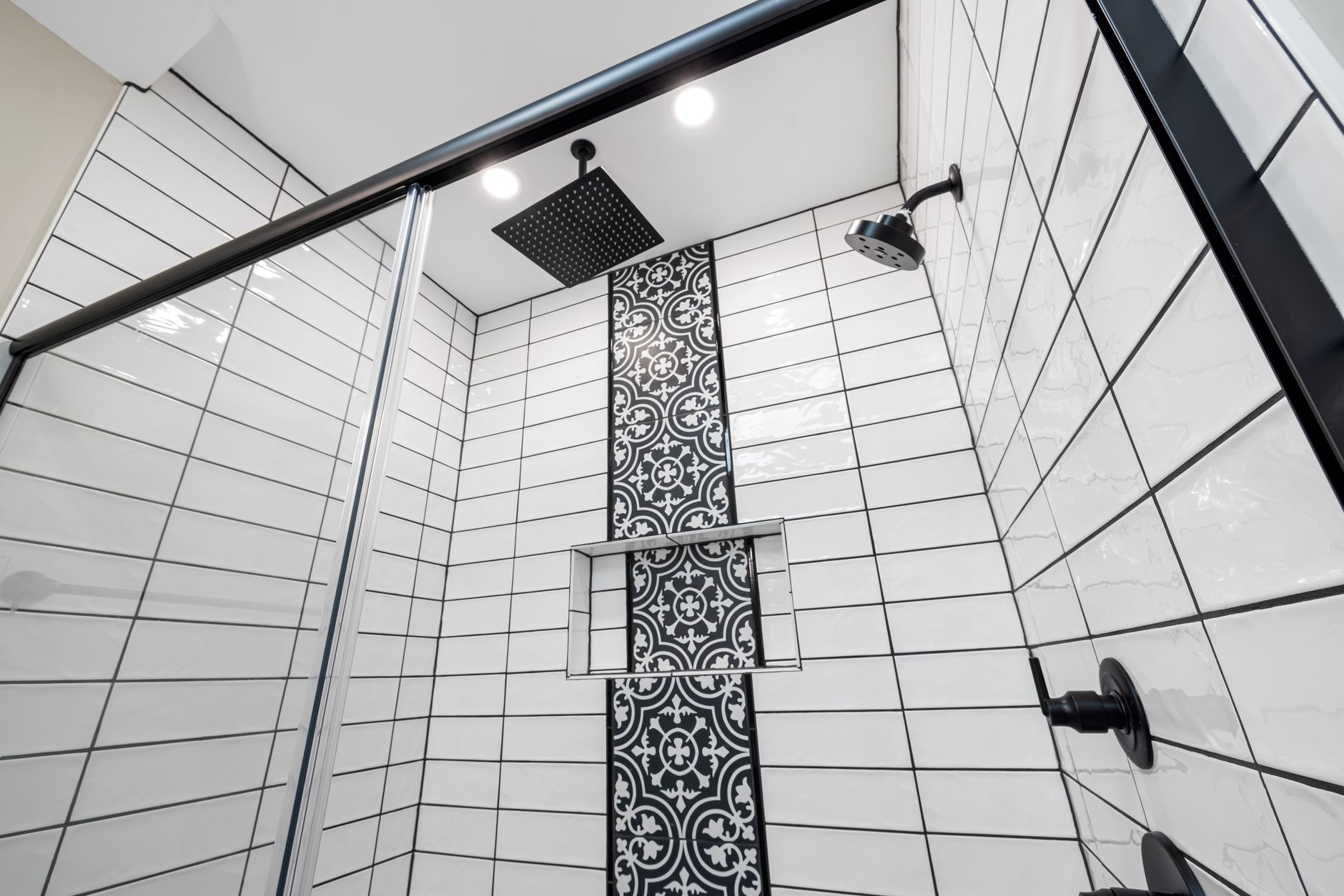 Mur de douche aux carreaux à motifs