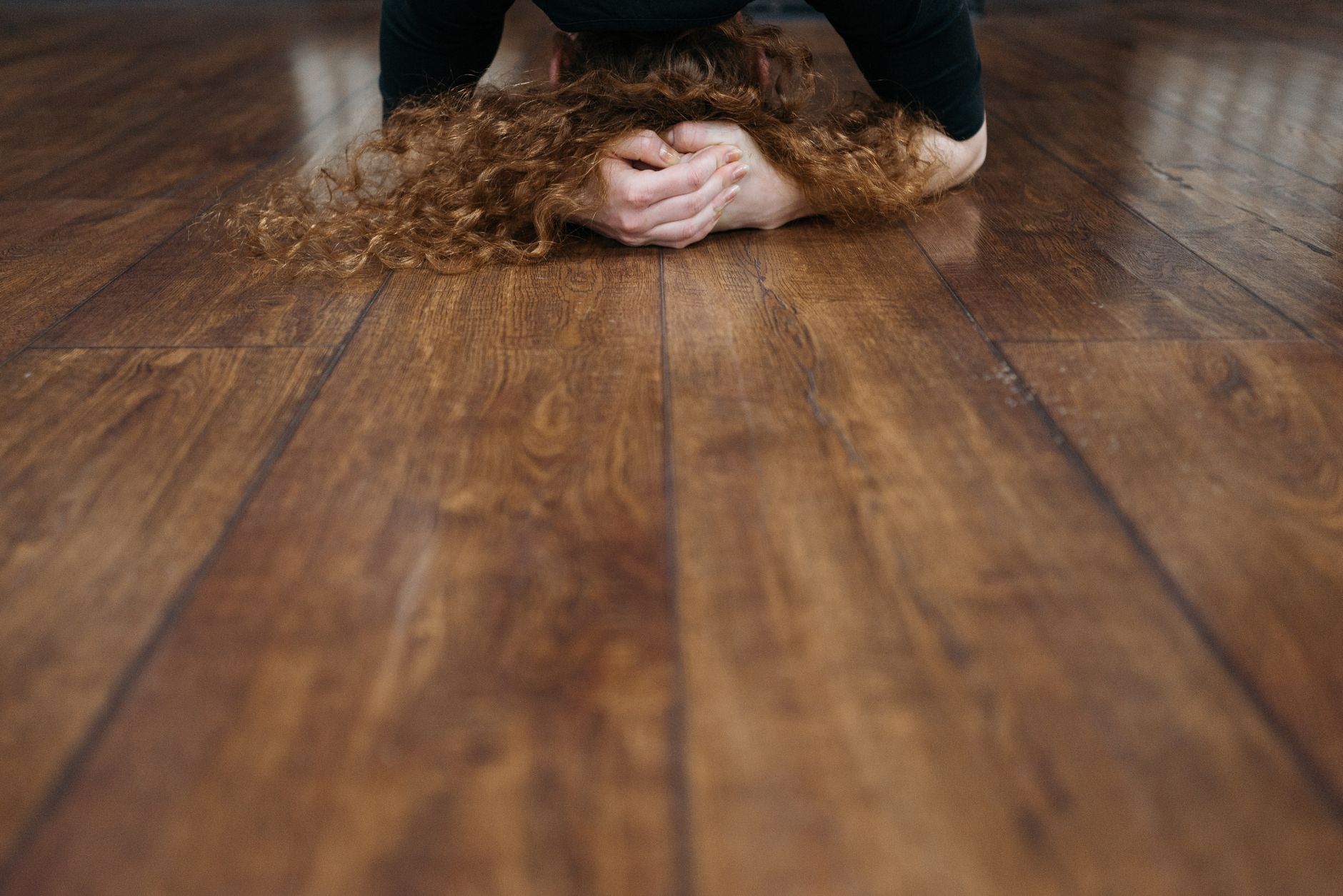 Parquet en bois clair avec veinures visibles avant la finition