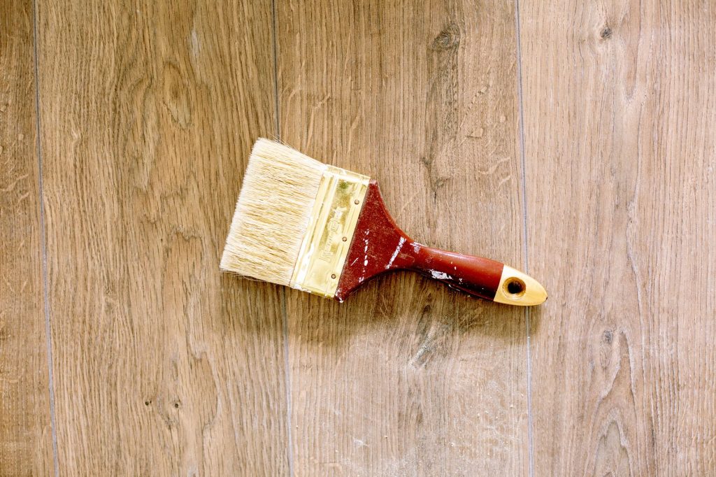 Vernis ou vitrificateur : lequel choisir pour votre bois ?