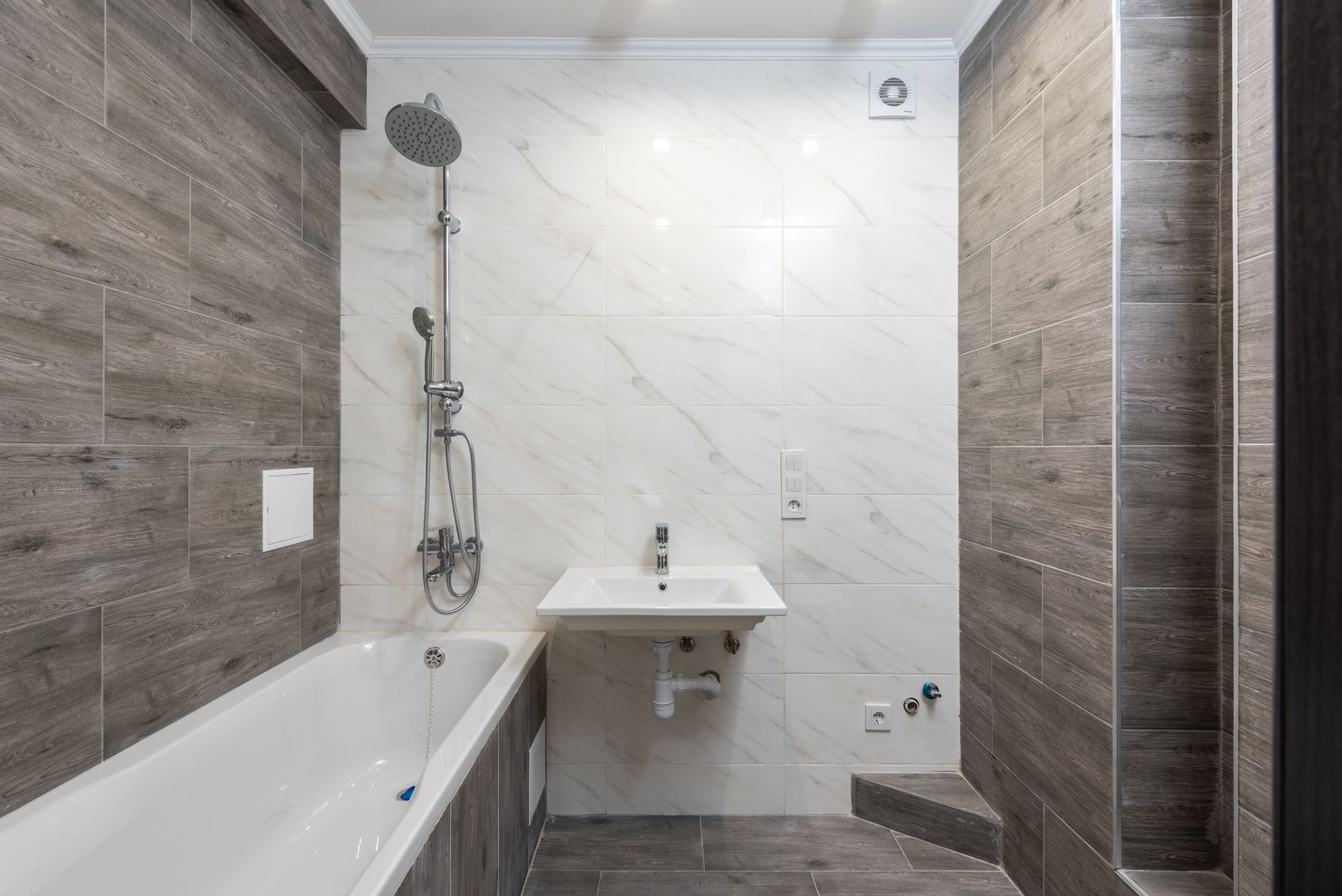 Salle de bain moderne aux détails en bois